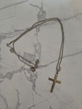 Vingage Sarah Coventry Silver Cross Pendant Necklace